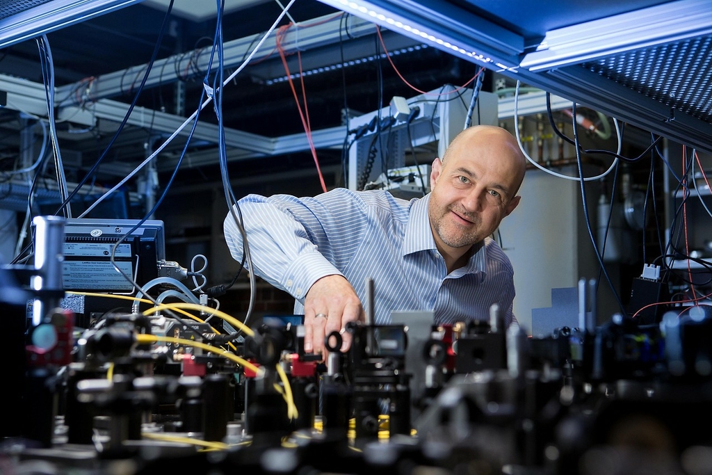 Tracking down the mysteries of time and space - quantA : Quantum Science Austria
